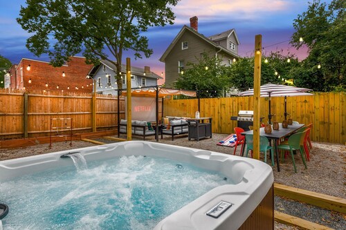 Cincy Central Stay - Hot Tub, Games & Movie Nights