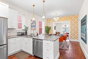 雪櫃、微波爐、焗爐、爐具