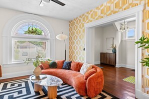 Älytelevisio, takka, pöytäjalkapallopöytä, kirjoja