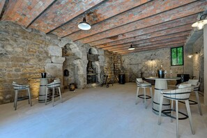 المنشأة من الداخل