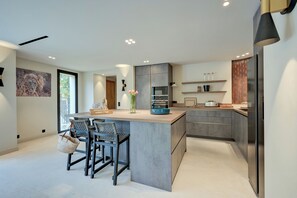 Réfrigérateur, micro-ondes, four, lave-vaisselle