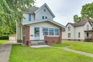 Exterior - < 1 Mi to Main St: Quiet Apartment in Galesburg! (Galesburg)