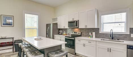 Fridge, microwave, stovetop, dishwasher