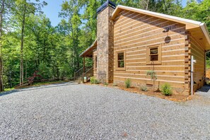 Exterior - 4 Mi to Fall Branch Falls: Peaceful Cabin w/ Deck (Cherry Log)