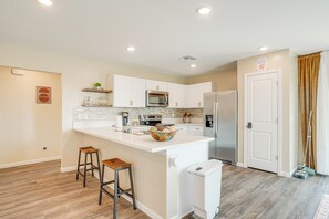 Fridge, microwave, stovetop, dishwasher - Golfer's Oasis! Mtn-View Arizona Desert Escape (Wickenburg)
