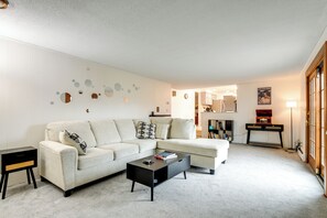 TV, books - Deck & Seasonal Pool: Spacious Home Near Buffalo! (Buffalo)