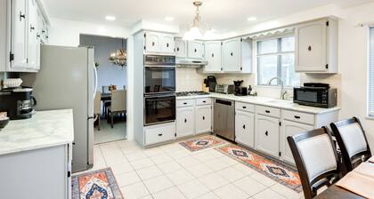 Deck & Seasonal Pool: Spacious Home Near Buffalo!