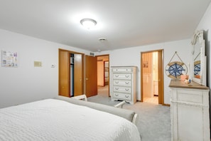 5 bedrooms, iron/ironing board, internet, bed sheets