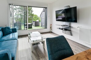 Fernseher, Tischtennisplatte
