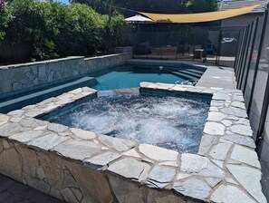 Outdoor pool - Lux 4BR Retreat Pool Hot Tub 2 Kings 2 queens Davis Sacramento NorCal (Davis)
