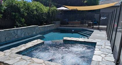 Lux 4BR Retreat Pool Hot Tub 2 Kings 2 queens Davis Sacramento NorCal