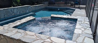 Lux 4BR Retreat Pool Hot Tub 2 Kings 2 queens Davis Sacramento NorCal