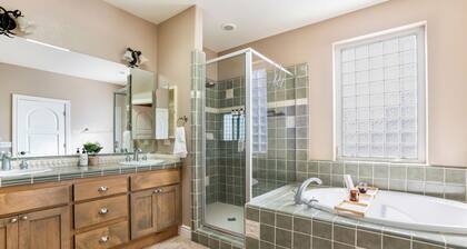 Lux 4BR Retreat Pool Hot Tub 2 Kings 2 queens Davis Sacramento NorCal