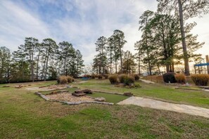Property grounds - Superb 4-bedroom condo with views of the beautiful Lake Hamilton (Hot Springs)