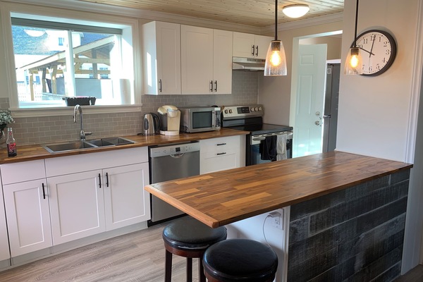 Een koelkast, een magnetron, een oven, een kookplaat