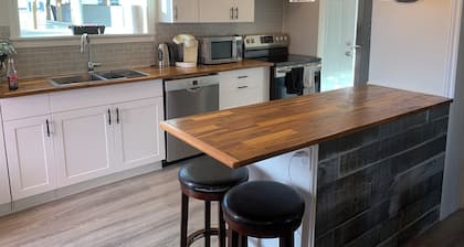 Rolling Cove Cottage- 3 Bedroom House with Covered Hot Tub. Central Location.