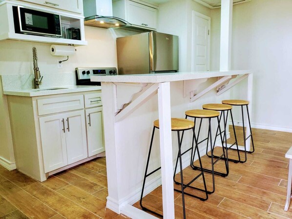 Réfrigérateur, micro-ondes, four, plaque de cuisson