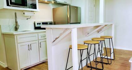 Airport Bunker #1 - Wonderfully Cozy 2BD/1BA