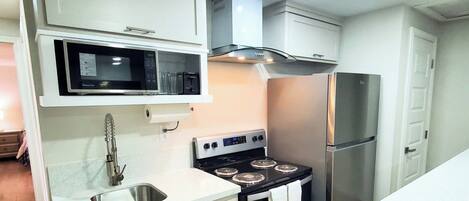 ثلاجة، ميكروويف، فرن، موقد طهي مسطح