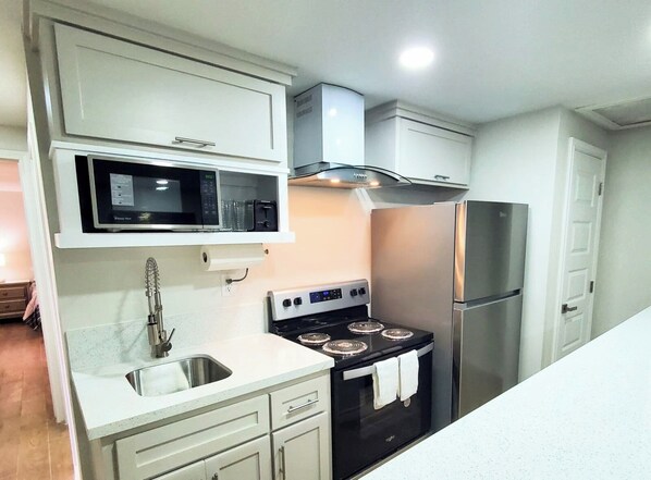 ثلاجة، ميكروويف، فرن، موقد طهي مسطح