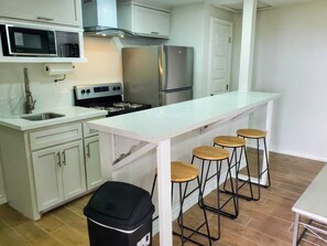 冷蔵庫、電子レンジ、オーブン、コンロ