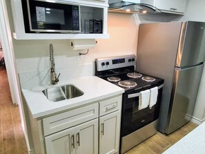 Kühlschrank, Mikrowelle, Ofen, Herdplatte