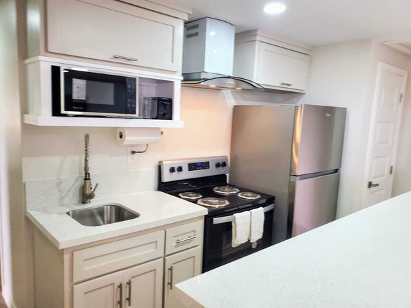 Réfrigérateur, micro-ondes, four, plaque de cuisson