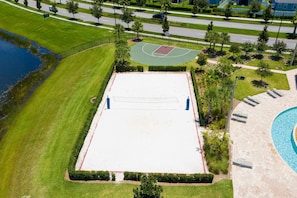 An aerial view of a sports court with surrounding greenery and a swimming pool. - Beautiful Lakeview Retreat Near Disney (Kissimmee)