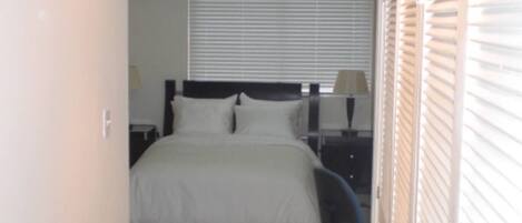 1 chambre, fer et planche à repasser, draps fournis