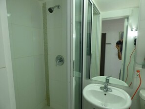 Dusche, Haartrockner, Handtücher, Seife