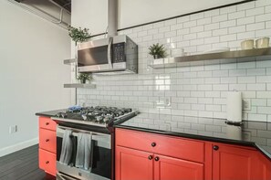 冷蔵庫、電子レンジ、オーブン、コンロ