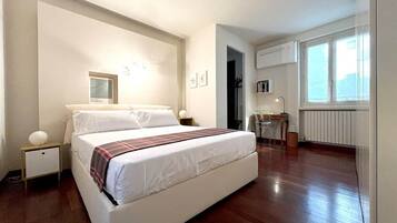 1 Schlafzimmer, Zimmersafe, Schreibtisch, Bügeleisen/Bügelbrett