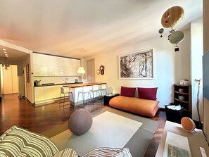 Smart TV, videogiochi, lettore DVD, libri