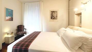 1 Schlafzimmer, Zimmersafe, Schreibtisch, Bügeleisen/Bügelbrett