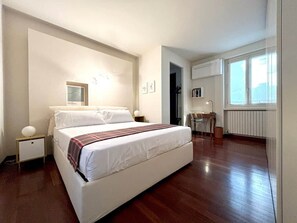 1 Schlafzimmer, Zimmersafe, Schreibtisch, Bügeleisen/Bügelbrett