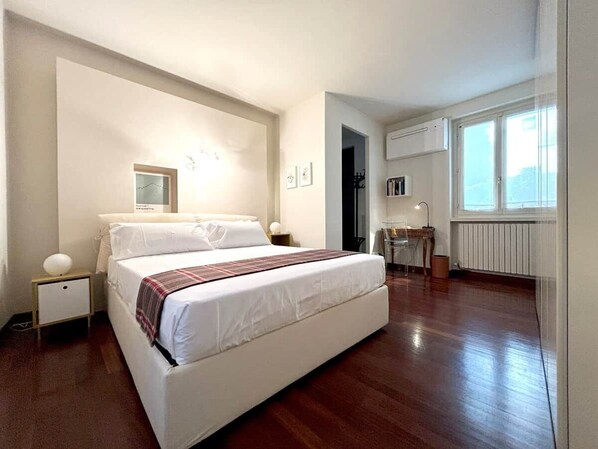 1 habitación, caja de seguridad en la habitación y escritorio 