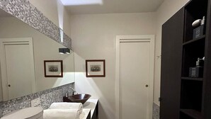 A modern bathroom with a round sink, a large mirror, and a dark wooden cabinet. - COMO mi CASA • Lakefront • Ideal Base for Visiting the Lake (Malgrate)