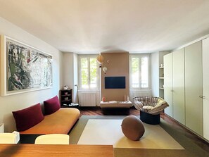 Smart-tv, tv-spel, dvd-spelare och böcker