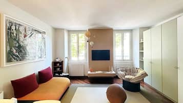 TV, videogiochi, lettore DVD, libri