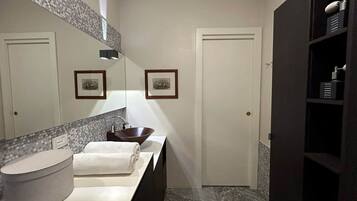 Asciugacapelli, bidet, asciugamani, sapone