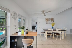 Dining - Executive Comfort Stay - Pool - Near HCA & Tampa (Brandon)