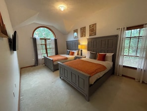 4 habitaciones, tabla de planchar con plancha, wifi y ropa de cama 