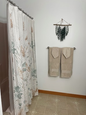 Haartrockner, Handtücher, Seife, Toilettenpapier