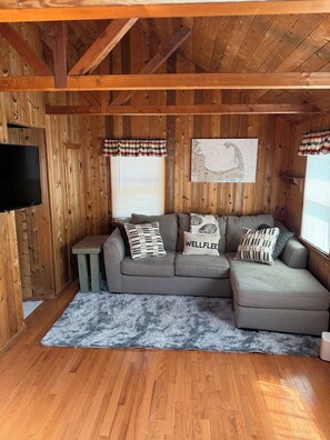 Living area - Lovely 2-bedroom cottage with AC in Wellfleet (Wellfleet)