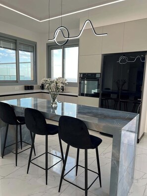 Een koelkast, een oven, een kookplaat, een vaatwasser