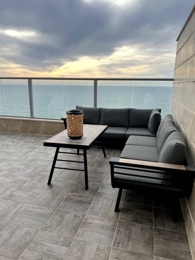 Luxury Marina Mini-Penthouse