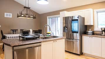 冷蔵庫、電子レンジ、オーブン、コンロ