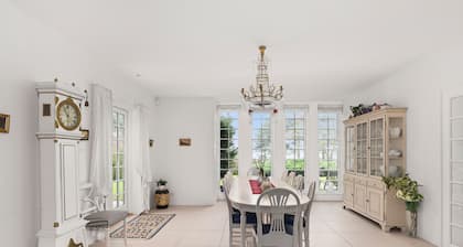 Charming 5-bedroom farmhouse with AC and fitness room in lovely Solrød Strand