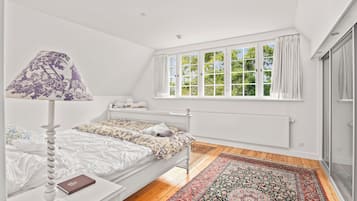 5 bedrooms, iron/ironing board, WiFi, bed sheets