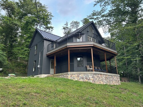 Newly Renovated Remote 3-Bedroom House Close to Patoka Lake